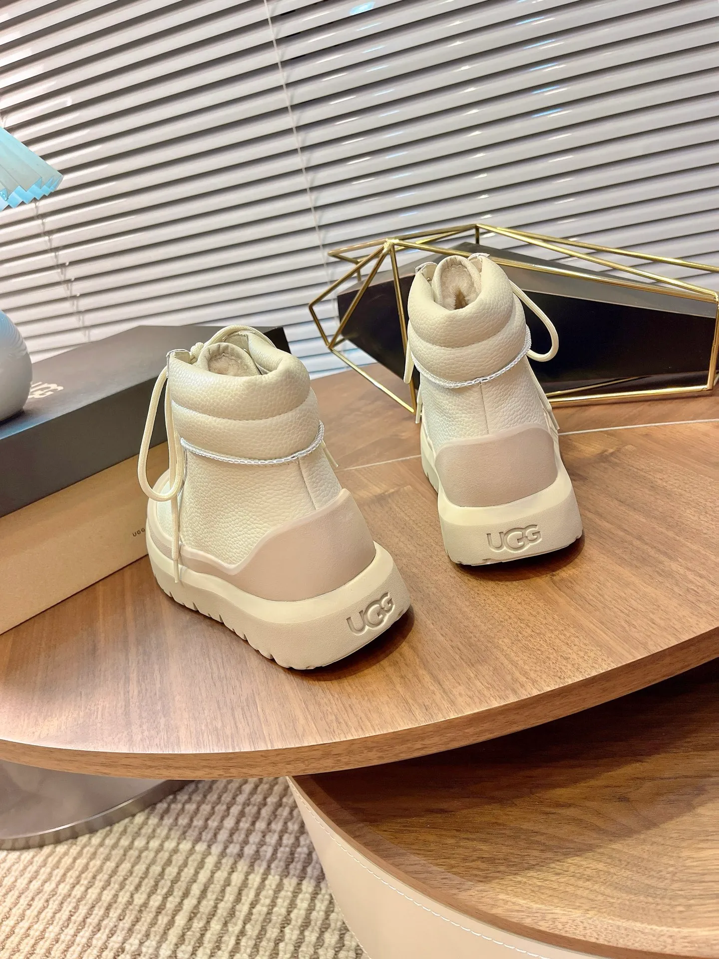 【UGG】 P: 600💰 Couple shoes Size: Women’s size 35-40 / Men’s size 40-44 UGG Tasman Weather Hybrid slip-on snow boots👢 Wang Yibo's same style 👏 adds a large orange sole to the classic Tasman shoe style, functional color contrast design, environmentally friendly waterproof and snowproof material, which has both fashionable and functional attributes. At the same time, it is paired with the new UGG furry shoes Keen's furry color-blocking jacket. Bright orange and maroon collide to create a new light outdoor style and open up a new travel experience in early autumn! Using the best materials, the 17mm fur integrated surface is warmer and breathable, and the outsole is upgraded to a lightweight and wear-resistant light wing technology outsole!